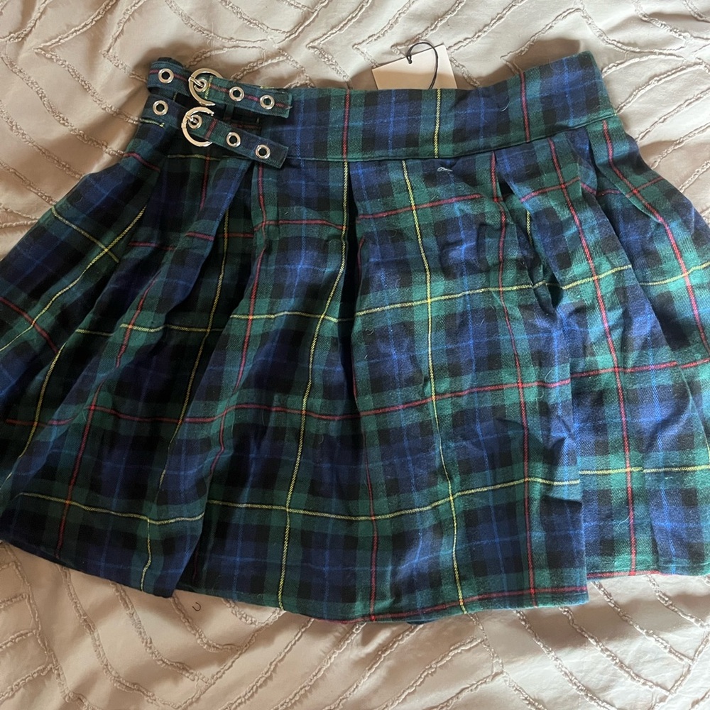 Very cool “90’”s grunge like mini skirt in the best color combo.